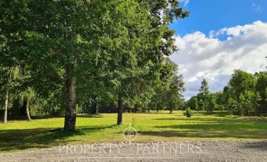 Linda casa familiar con vista parcial al lago