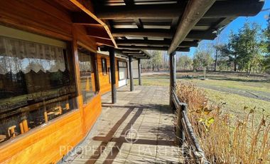 Linda casa familiar con vista parcial al lago