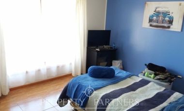 Linda casa familiar con vista parcial al lago