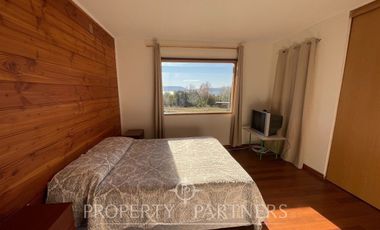 Linda casa familiar con vista parcial al lago