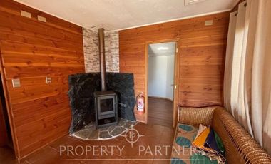 Linda casa familiar con vista parcial al lago