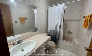 Linda casa familiar con vista parcial al lago