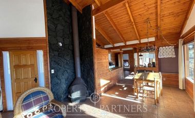 Linda casa familiar con vista parcial al lago