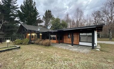 Linda casa familiar con vista parcial al lago