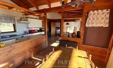 Linda casa familiar con vista parcial al lago