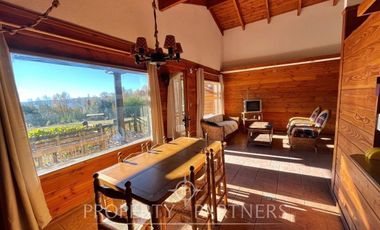 Linda casa familiar con vista parcial al lago