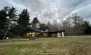 Linda casa familiar con vista parcial al lago