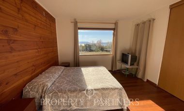 Linda casa familiar con vista parcial al lago