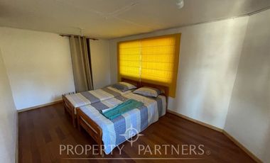 Linda casa familiar con vista parcial al lago