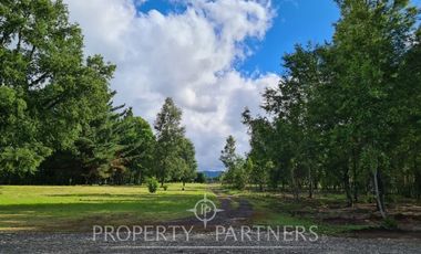 Linda casa familiar con vista parcial al lago