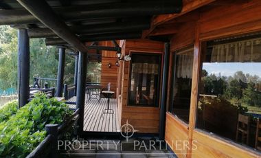 Linda casa familiar con vista parcial al lago