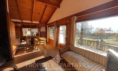 Linda casa familiar con vista parcial al lago