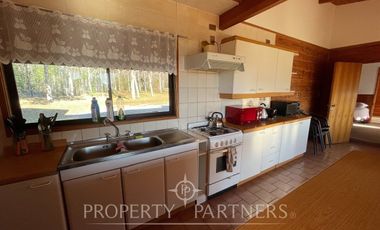 Linda casa familiar con vista parcial al lago