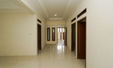 Rumah 3 Kamar 10 Menit ke Plaza Taman Harapan Baru Siap Huni J-39909