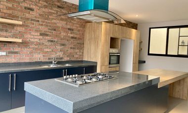 Casa en Venta con acabados de lujo, ubicada en fraccionamiento Gran reserva Lomas de Angelopolis. Cascata. A minutos de Sonata. Alta Plusvalia .