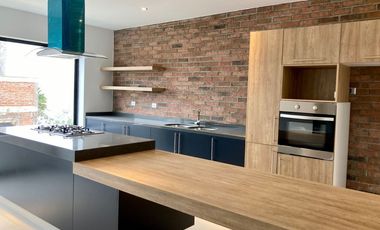Casa en Venta con acabados de lujo, ubicada en fraccionamiento Gran reserva Lomas de Angelopolis. Cascata. A minutos de Sonata. Alta Plusvalia .