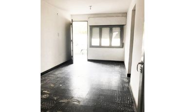 VENTA DE CASA + LOCALES, EXCELENTE UBICACION EN CRUZ DEL EJE -CÓRDOBA