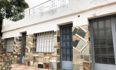 VENTA DE CASA + LOCALES, EXCELENTE UBICACION EN CRUZ DEL EJE -CÓRDOBA
