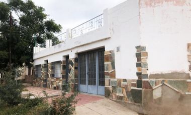 VENTA DE CASA + LOCALES, EXCELENTE UBICACION EN CRUZ DEL EJE -CÓRDOBA