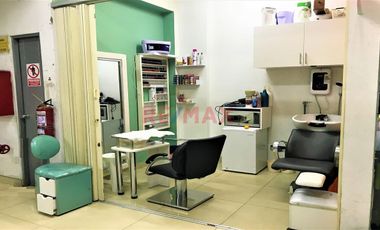 Oportunidad de inversion, a precio de ocasión, local de 8 m2. en el segundo piso, con punto de agua, stand para salón de belleza, cuidado personal, ba