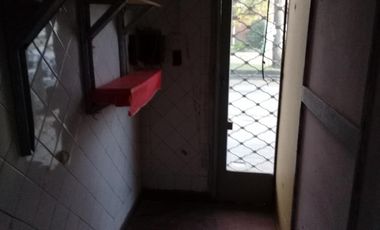 EXCELENTE LOCAL FRENTE 2 VIDRIERAS AL LADO DE COLEGIO.