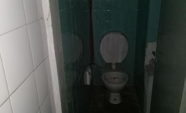 EXCELENTE LOCAL FRENTE 2 VIDRIERAS AL LADO DE COLEGIO.