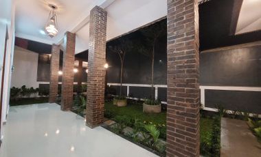 Rumah Joglo Modern dengan Dinding Bata Ekspose di Prambanan