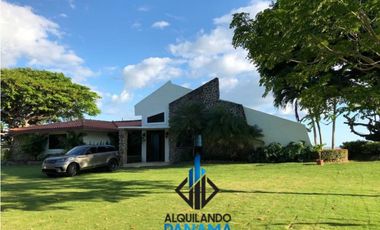 Se Alquila Casa de Playa 600 Mts Costa Esmeralda USD$5,500,oo