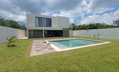 Bella casa en venta al Norte de Mérida con alberca lista para habitarla