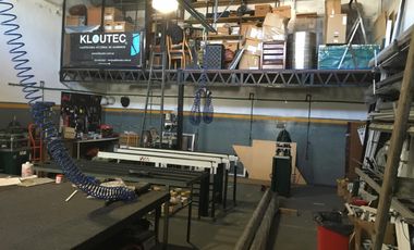 Casa en Lomas de Zamora Oeste con galpón industrial y oficina