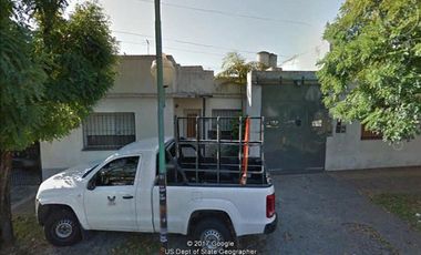 Casa en Lomas de Zamora Oeste con galpón industrial y oficina