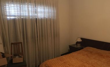 Casa en Lomas de Zamora Oeste con galpón industrial y oficina