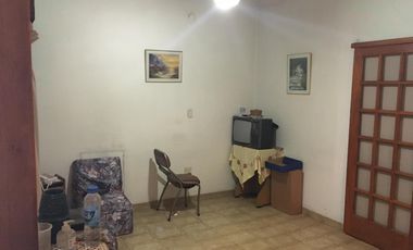 Casa en Lomas de Zamora Oeste con galpón industrial y oficina