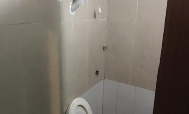 Casa en Lomas de Zamora Oeste con galpón industrial y oficina