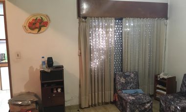 Casa en Lomas de Zamora Oeste con galpón industrial y oficina