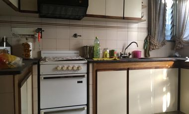 Casa en Lomas de Zamora Oeste con galpón industrial y oficina