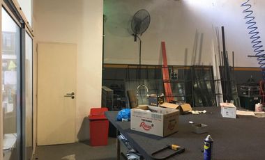 Casa en Lomas de Zamora Oeste con galpón industrial y oficina