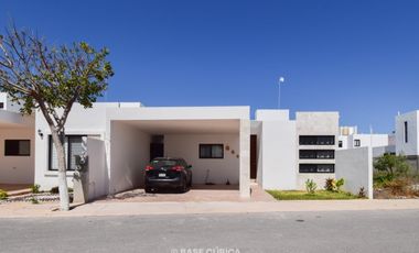 Casa de una planta equipada en privada en el norte de Mérida