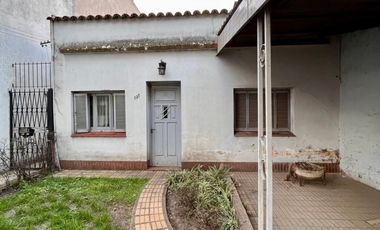 Casa de 3 AMBIENTES ubicada a 50 metros de la estación