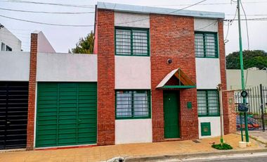 Casa en venta - 1 dormitorio 2 baños - Cochera - 109mts2 - Villa Elvira, La Plata