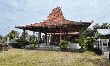 Rumah Spesial Klasik Dengan Pendopo Dan Limasan Yang Luas