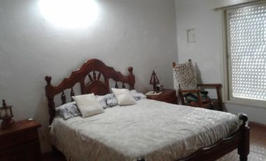 EXCELENTE CASA MULTIFAMILIAR ABAJO CASA DE 3 AMB. CON LOCAL ,ARRIBA 2 DPTOS.3 AMB. Se escuchan ofertas