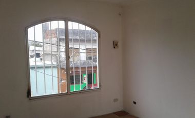 EXCELENTE CASA MULTIFAMILIAR ABAJO CASA DE 3 AMB. CON LOCAL ,ARRIBA 2 DPTOS.3 AMB. Se escuchan ofertas