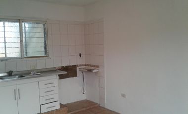 EXCELENTE CASA MULTIFAMILIAR ABAJO CASA DE 3 AMB. CON LOCAL ,ARRIBA 2 DPTOS.3 AMB. Se escuchan ofertas