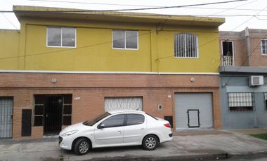 EXCELENTE CASA MULTIFAMILIAR ABAJO CASA DE 3 AMB. CON LOCAL ,ARRIBA 2 DPTOS.3 AMB. Se escuchan ofertas