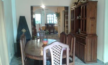 EXCELENTE CASA MULTIFAMILIAR ABAJO CASA DE 3 AMB. CON LOCAL ,ARRIBA 2 DPTOS.3 AMB. Se escuchan ofertas