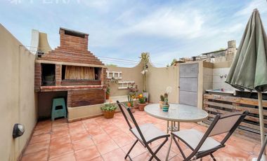 Venta departamento tipo triplex de 4 ambientes con patio con parrilla en Sarandí (30746)