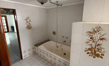 Amplia y luminosa casa en alquiler anual