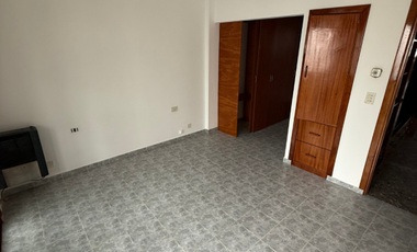 Amplia y luminosa casa en alquiler anual