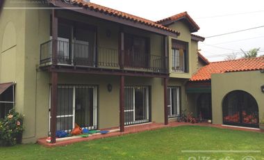 Casa en venta, 6 ambientes en Bernal, com amplio fondo verde, piscina y quincho.